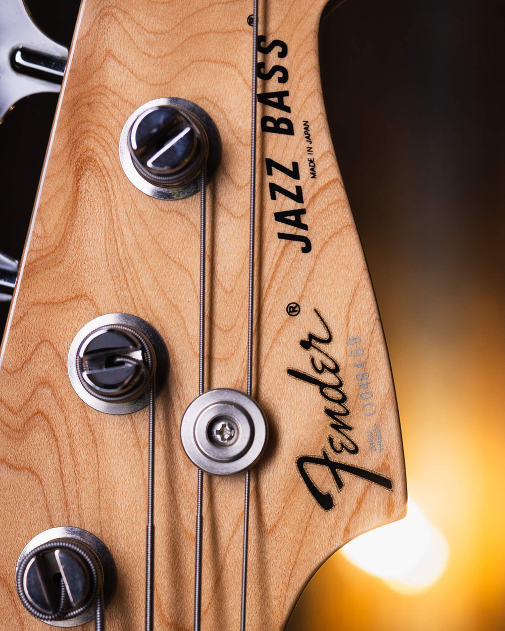 Fender Jazz Bass Natural MIJ 1994 - Bajo Eléctrico | Cuerpo • Modelo: Jazz Bass• Madera: Ash• Terminación: Natural, Gloss Brazo • Madera: Maple• Perfil: “C”• Terminación: Gloss• Espaciado: 19 mm• Escala: 34” • Nuez: Bone Diapasón • Madera: Maple• Radio: 9