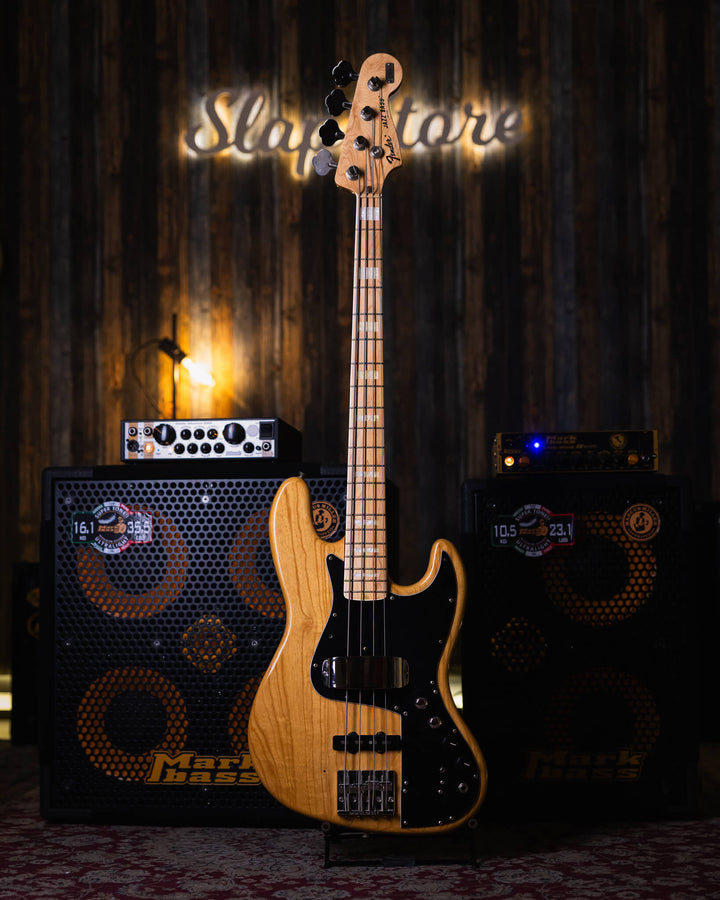 Fender Jazz Bass Natural MIJ 1994 - Bajo Eléctrico | Cuerpo • Modelo: Jazz Bass• Madera: Ash• Terminación: Natural, Gloss Brazo • Madera: Maple• Perfil: “C”• Terminación: Gloss• Espaciado: 19 mm• Escala: 34” • Nuez: Bone Diapasón • Madera: Maple• Radio: 9