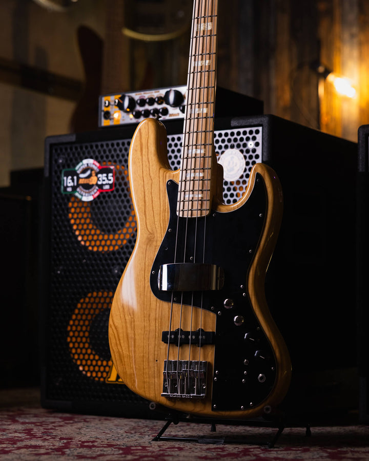 Fender Jazz Bass Natural MIJ 1994 - Bajo Eléctrico | Cuerpo • Modelo: Jazz Bass• Madera: Ash• Terminación: Natural, Gloss Brazo • Madera: Maple• Perfil: “C”• Terminación: Gloss• Espaciado: 19 mm• Escala: 34” • Nuez: Bone Diapasón • Madera: Maple• Radio: 9