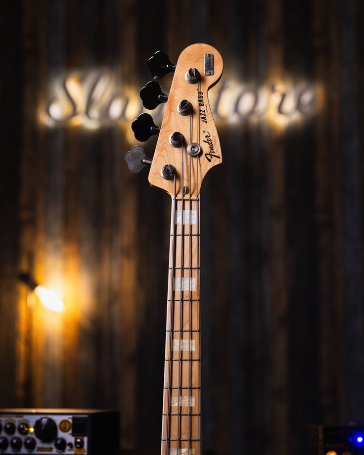 Fender Jazz Bass Natural MIJ 1994 - Bajo Eléctrico | Cuerpo • Modelo: Jazz Bass• Madera: Ash• Terminación: Natural, Gloss Brazo • Madera: Maple• Perfil: “C”• Terminación: Gloss• Espaciado: 19 mm• Escala: 34” • Nuez: Bone Diapasón • Madera: Maple• Radio: 9