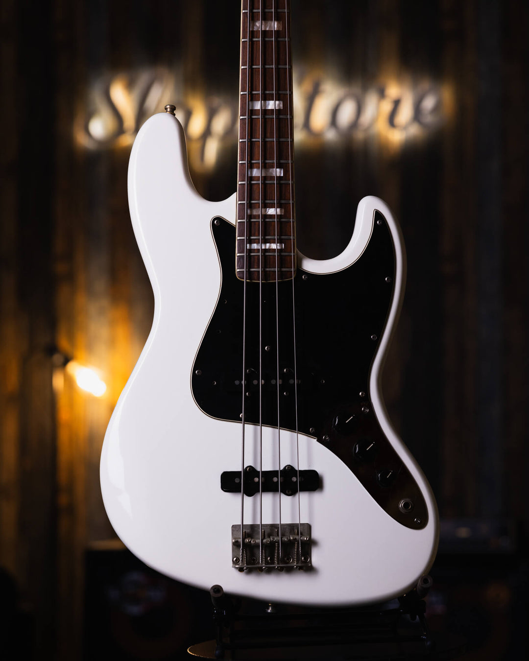 Fender Jazz Bass Olympic White '77 - Bajo Eléctrico | Cuerpo • Modelo: Jazz Bass• Madera: Ash• Terminación: Polyurethane Olympic White Re-Finished Brazo • Madera: Maple• Perfil: “C”• Terminación: gloss• Espaciado: 19 mm• Escala: 34” • Nuez: Bone Diapasón