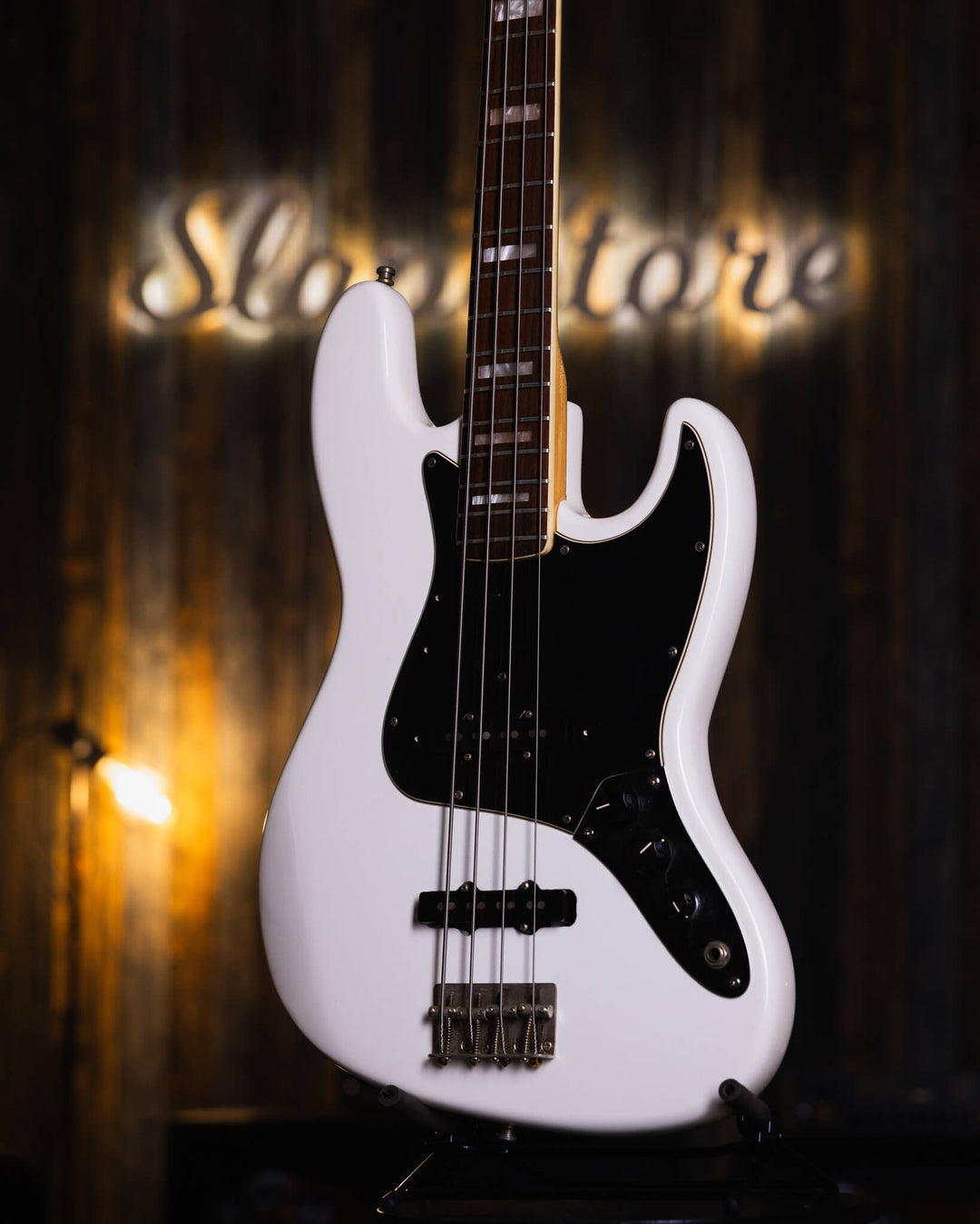 Fender Jazz Bass Olympic White '77 - Bajo Eléctrico | Cuerpo • Modelo: Jazz Bass• Madera: Ash• Terminación: Polyurethane Olympic White Re-Finished Brazo • Madera: Maple• Perfil: “C”• Terminación: gloss• Espaciado: 19 mm• Escala: 34” • Nuez: Bone Diapasón