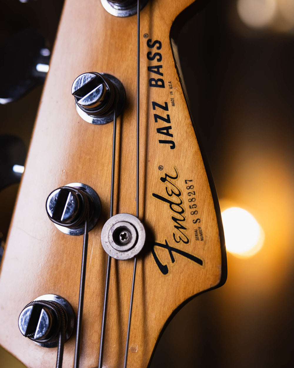 Fender Jazz Bass Olympic White '77 - Bajo Eléctrico | Cuerpo • Modelo: Jazz Bass• Madera: Ash• Terminación: Polyurethane Olympic White Re-Finished Brazo • Madera: Maple• Perfil: “C”• Terminación: gloss• Espaciado: 19 mm• Escala: 34” • Nuez: Bone Diapasón