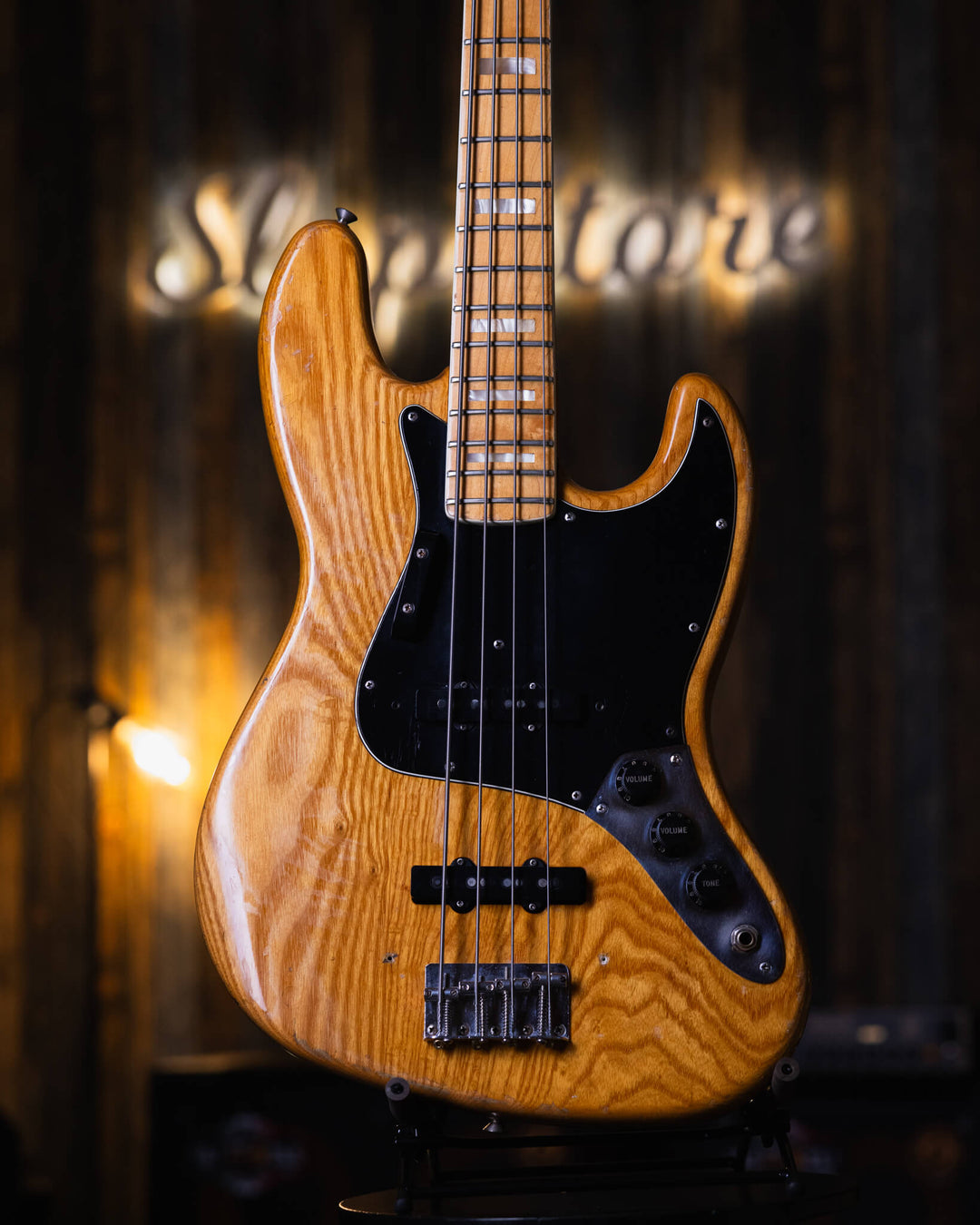 Fender Jazz Bass Natural '78 - Bajo Eléctrico | Cuerpo • Modelo: Jazz Bass• Madera: Ash• Terminación: Polyurethane Brazo • Madera: Maple• Perfil: “C”• Terminación: Gloss• Espaciado: 19 mm• Escala: 34” • Nuez: Brass Diapasón • Madera: Maple• Radio: 9.5"• T