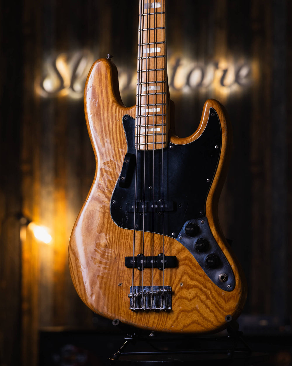 Fender Jazz Bass Natural '78 - Bajo Eléctrico | Cuerpo • Modelo: Jazz Bass• Madera: Ash• Terminación: Polyurethane Brazo • Madera: Maple• Perfil: “C”• Terminación: Gloss• Espaciado: 19 mm• Escala: 34” • Nuez: Brass Diapasón • Madera: Maple• Radio: 9.5"• T