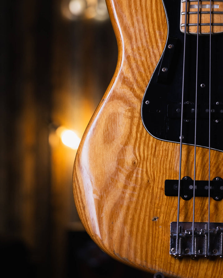Fender Jazz Bass Natural '78 - Bajo Eléctrico | Cuerpo • Modelo: Jazz Bass• Madera: Ash• Terminación: Polyurethane Brazo • Madera: Maple• Perfil: “C”• Terminación: Gloss• Espaciado: 19 mm• Escala: 34” • Nuez: Brass Diapasón • Madera: Maple• Radio: 9.5"• T