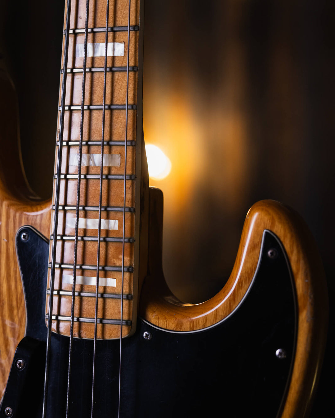 Fender Jazz Bass Natural '78 - Bajo Eléctrico | Cuerpo • Modelo: Jazz Bass• Madera: Ash• Terminación: Polyurethane Brazo • Madera: Maple• Perfil: “C”• Terminación: Gloss• Espaciado: 19 mm• Escala: 34” • Nuez: Brass Diapasón • Madera: Maple• Radio: 9.5"• T