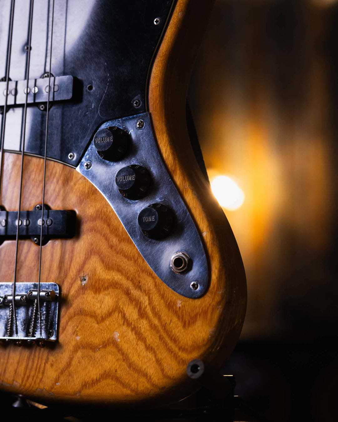 Fender Jazz Bass Natural '78 - Bajo Eléctrico | Cuerpo • Modelo: Jazz Bass• Madera: Ash• Terminación: Polyurethane Brazo • Madera: Maple• Perfil: “C”• Terminación: Gloss• Espaciado: 19 mm• Escala: 34” • Nuez: Brass Diapasón • Madera: Maple• Radio: 9.5"• T