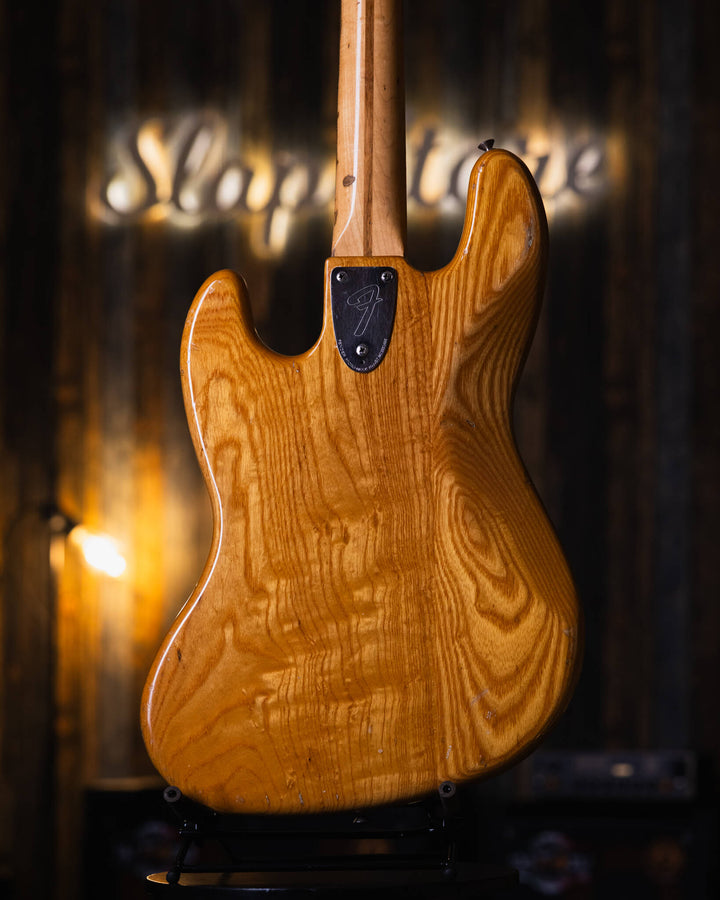 Fender Jazz Bass Natural '78 - Bajo Eléctrico | Cuerpo • Modelo: Jazz Bass• Madera: Ash• Terminación: Polyurethane Brazo • Madera: Maple• Perfil: “C”• Terminación: Gloss• Espaciado: 19 mm• Escala: 34” • Nuez: Brass Diapasón • Madera: Maple• Radio: 9.5"• T