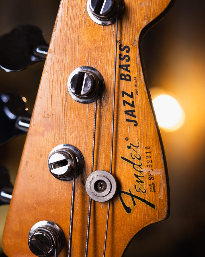 Fender Jazz Bass Natural '78 - Bajo Eléctrico | Cuerpo • Modelo: Jazz Bass• Madera: Ash• Terminación: Polyurethane Brazo • Madera: Maple• Perfil: “C”• Terminación: Gloss• Espaciado: 19 mm• Escala: 34” • Nuez: Brass Diapasón • Madera: Maple• Radio: 9.5"• T