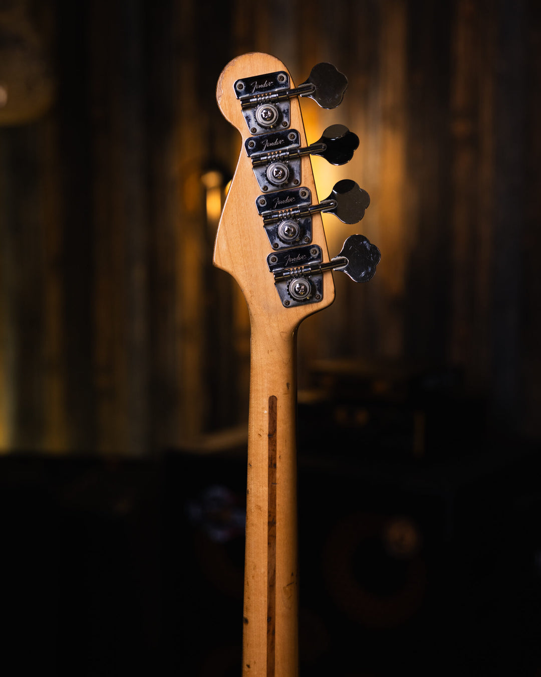 Fender Jazz Bass Natural '78 - Bajo Eléctrico | Cuerpo • Modelo: Jazz Bass• Madera: Ash• Terminación: Polyurethane Brazo • Madera: Maple• Perfil: “C”• Terminación: Gloss• Espaciado: 19 mm• Escala: 34” • Nuez: Brass Diapasón • Madera: Maple• Radio: 9.5"• T