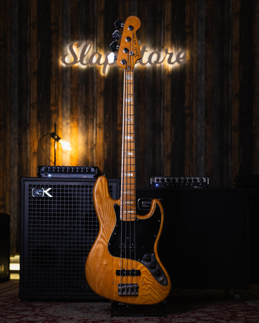 Fender Jazz Bass Natural '78 - Bajo Eléctrico | Cuerpo • Modelo: Jazz Bass• Madera: Ash• Terminación: Polyurethane Brazo • Madera: Maple• Perfil: “C”• Terminación: Gloss• Espaciado: 19 mm• Escala: 34” • Nuez: Brass Diapasón • Madera: Maple• Radio: 9.5"• T