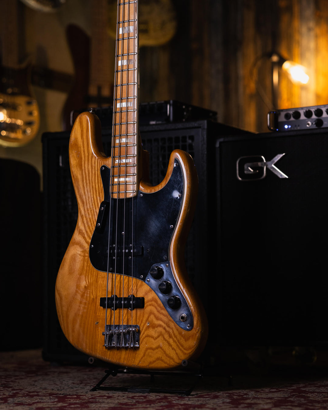 Fender Jazz Bass Natural '78 - Bajo Eléctrico | Cuerpo • Modelo: Jazz Bass• Madera: Ash• Terminación: Polyurethane Brazo • Madera: Maple• Perfil: “C”• Terminación: Gloss• Espaciado: 19 mm• Escala: 34” • Nuez: Brass Diapasón • Madera: Maple• Radio: 9.5"• T