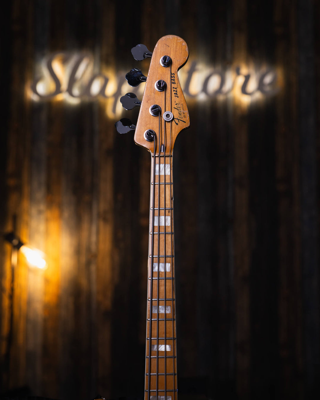 Fender Jazz Bass Natural '78 - Bajo Eléctrico | Cuerpo • Modelo: Jazz Bass• Madera: Ash• Terminación: Polyurethane Brazo • Madera: Maple• Perfil: “C”• Terminación: Gloss• Espaciado: 19 mm• Escala: 34” • Nuez: Brass Diapasón • Madera: Maple• Radio: 9.5"• T