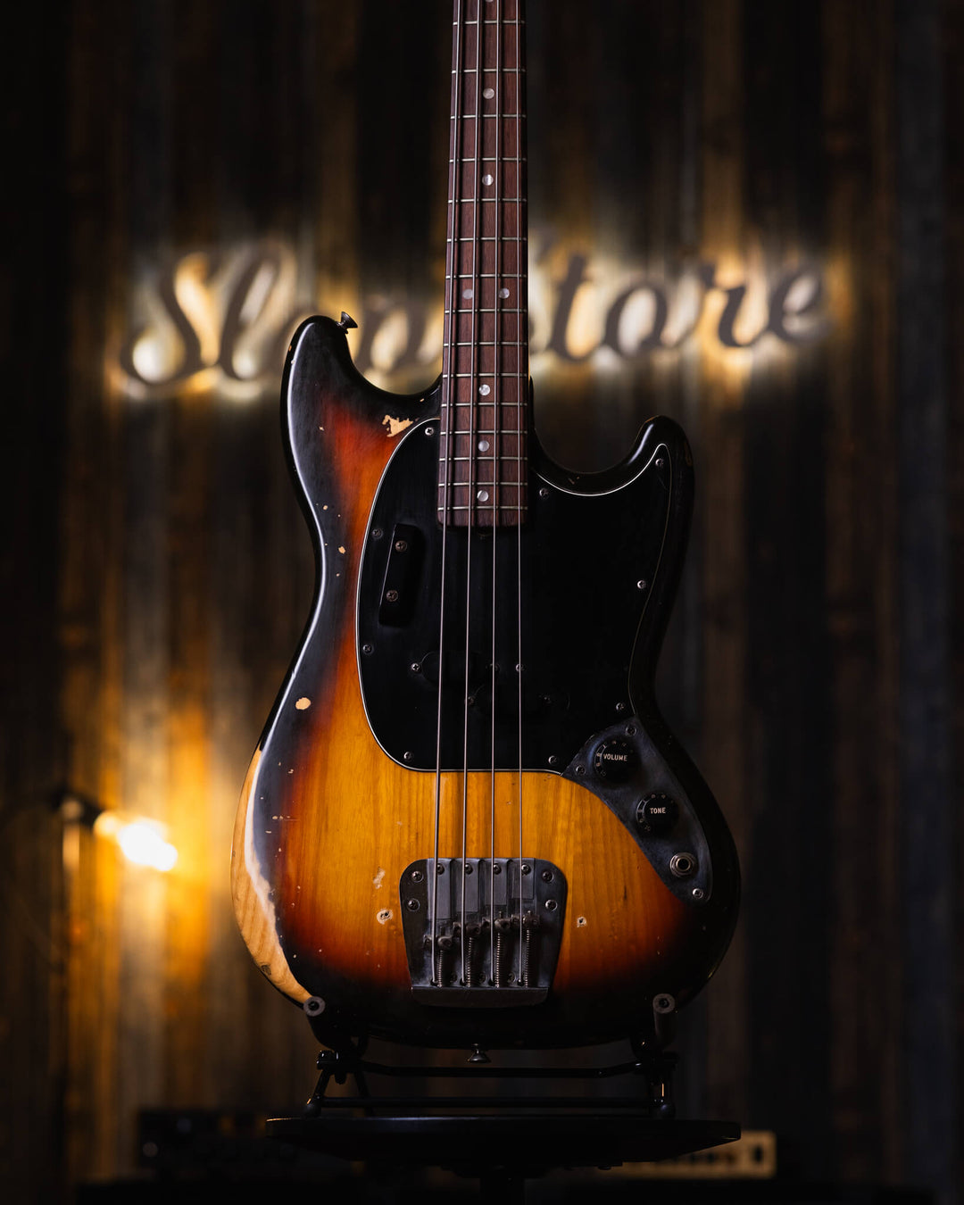 Fender Mustang Tobacco Sunburst 1978 - Bajo Eléctrico | Cuerpo • Modelo: Mustang• Madera: Alder• Terminación: Gloss Vintage Brazo • Madera: Maple• Perfil: Oval Type Medium C• Terminación: Gloss• Espaciado: 19 mm• Escala: 30” • Nuez: Bone Diapasón • Madera