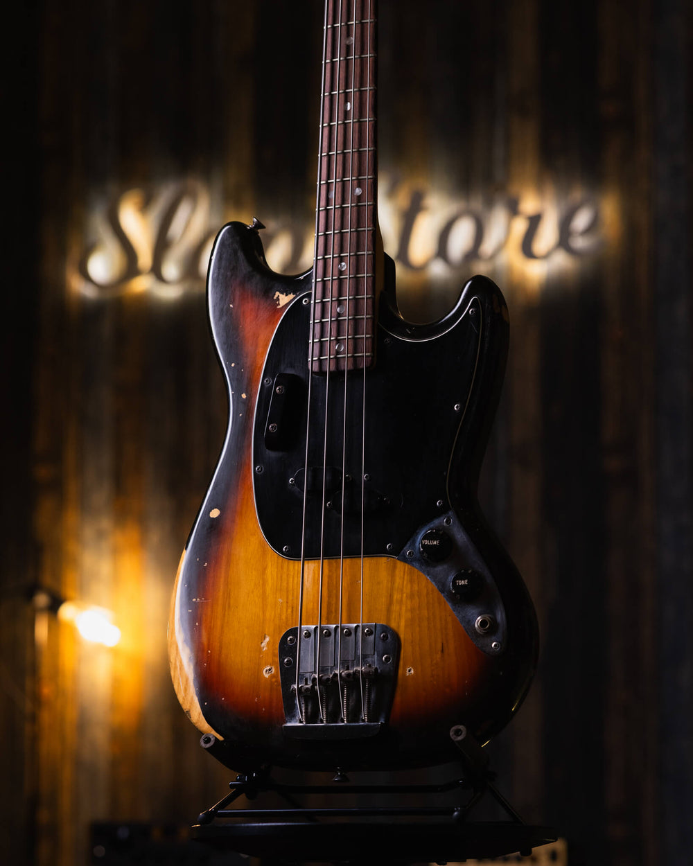 Fender Mustang Tobacco Sunburst 1978 - Bajo Eléctrico | Cuerpo • Modelo: Mustang• Madera: Alder• Terminación: Gloss Vintage Brazo • Madera: Maple• Perfil: Oval Type Medium C• Terminación: Gloss• Espaciado: 19 mm• Escala: 30” • Nuez: Bone Diapasón • Madera