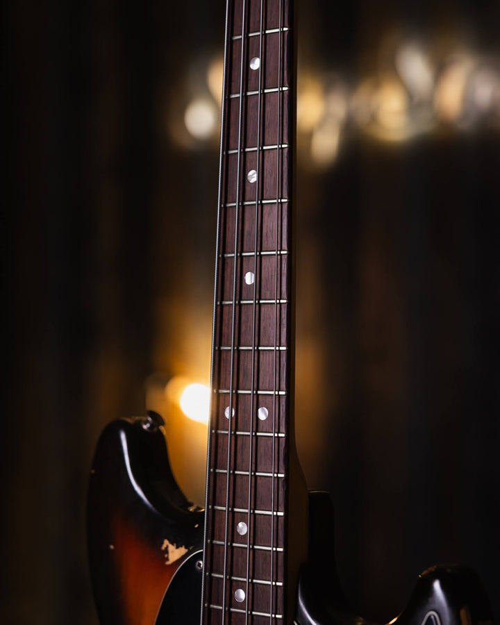 Fender Mustang Tobacco Sunburst 1978 - Bajo Eléctrico | Cuerpo • Modelo: Mustang• Madera: Alder• Terminación: Gloss Vintage Brazo • Madera: Maple• Perfil: Oval Type Medium C• Terminación: Gloss• Espaciado: 19 mm• Escala: 30” • Nuez: Bone Diapasón • Madera