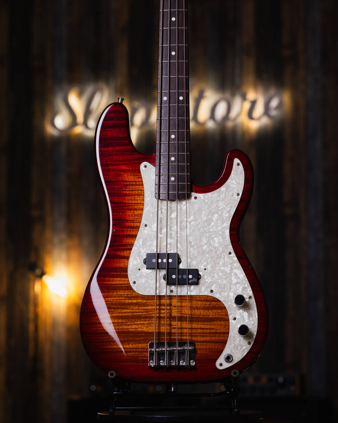 Fender Precision Foto Flame MIJ Cherry Burst (Aguilar Hot Pickups) '96 - Bajo Eléctrico | Cuerpo • Modelo: Precision• Madera: Basswood• Terminación: Polyurethane Cherry Burst, Flamed maple (Foto) Brazo • Madera: Maple• Perfil: “C”• Terminación: Gloss, Fla