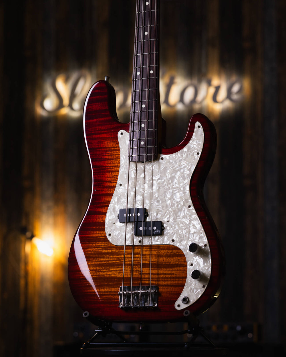 Fender Precision Foto Flame MIJ Cherry Burst (Aguilar Hot Pickups) '96 - Bajo Eléctrico | Cuerpo • Modelo: Precision• Madera: Basswood• Terminación: Polyurethane Cherry Burst, Flamed maple (Foto) Brazo • Madera: Maple• Perfil: “C”• Terminación: Gloss, Fla