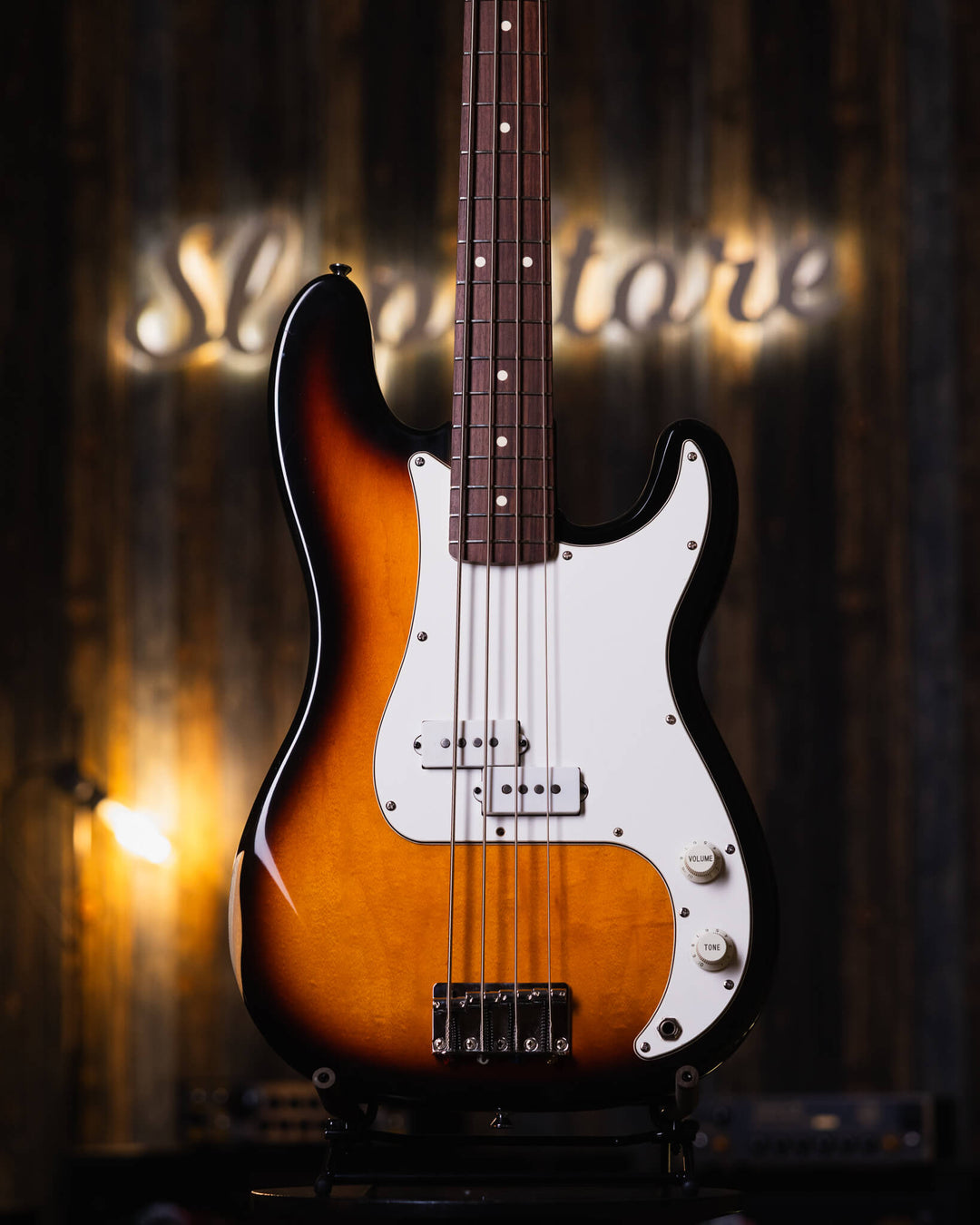 Fender Precision Standard Sunburst '97 - Bajo Eléctrico | Cuerpo • Modelo: Precision• Madera: Alder• Terminación: Sunburst Gloss Brazo • Madera: Maple• Perfil: “C”• Terminación: Gloss• Espaciado: 19 mm• Escala: 34” • Nuez: TUSQ Diapasón • Madera: Rosewood