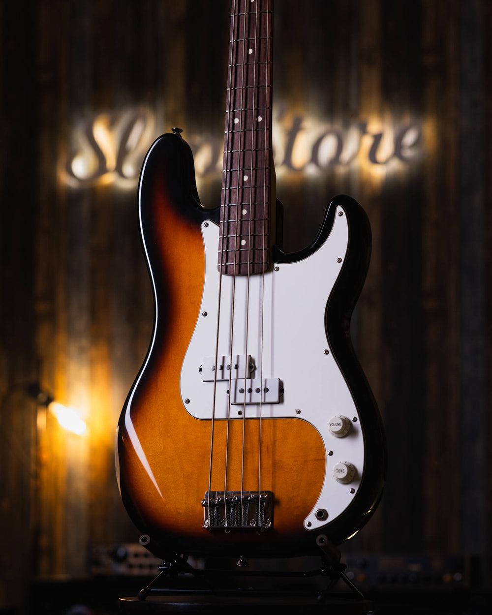 Fender Precision Standard Sunburst '97 - Bajo Eléctrico | Cuerpo • Modelo: Precision• Madera: Alder• Terminación: Sunburst Gloss Brazo • Madera: Maple• Perfil: “C”• Terminación: Gloss• Espaciado: 19 mm• Escala: 34” • Nuez: TUSQ Diapasón • Madera: Rosewood