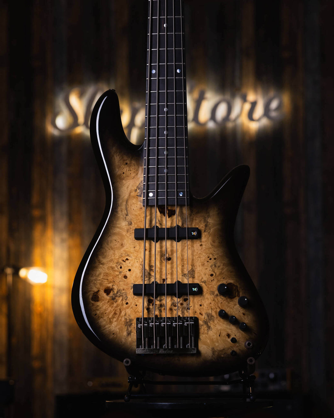 Fodera Emperor 5 Deluxe Chestnut Burl '95 - Bajo Eléctrico | Cuerpo • Modelo: Emperor Deluxe• Madera: Alder• Top: Chestnut Burl • Terminación: Gloss Brazo • Madera: 3-Pieces Hard Rock Maple • Perfil: "D"• Terminación: Gloss • Espaciado: 19 mm • Escala: 34