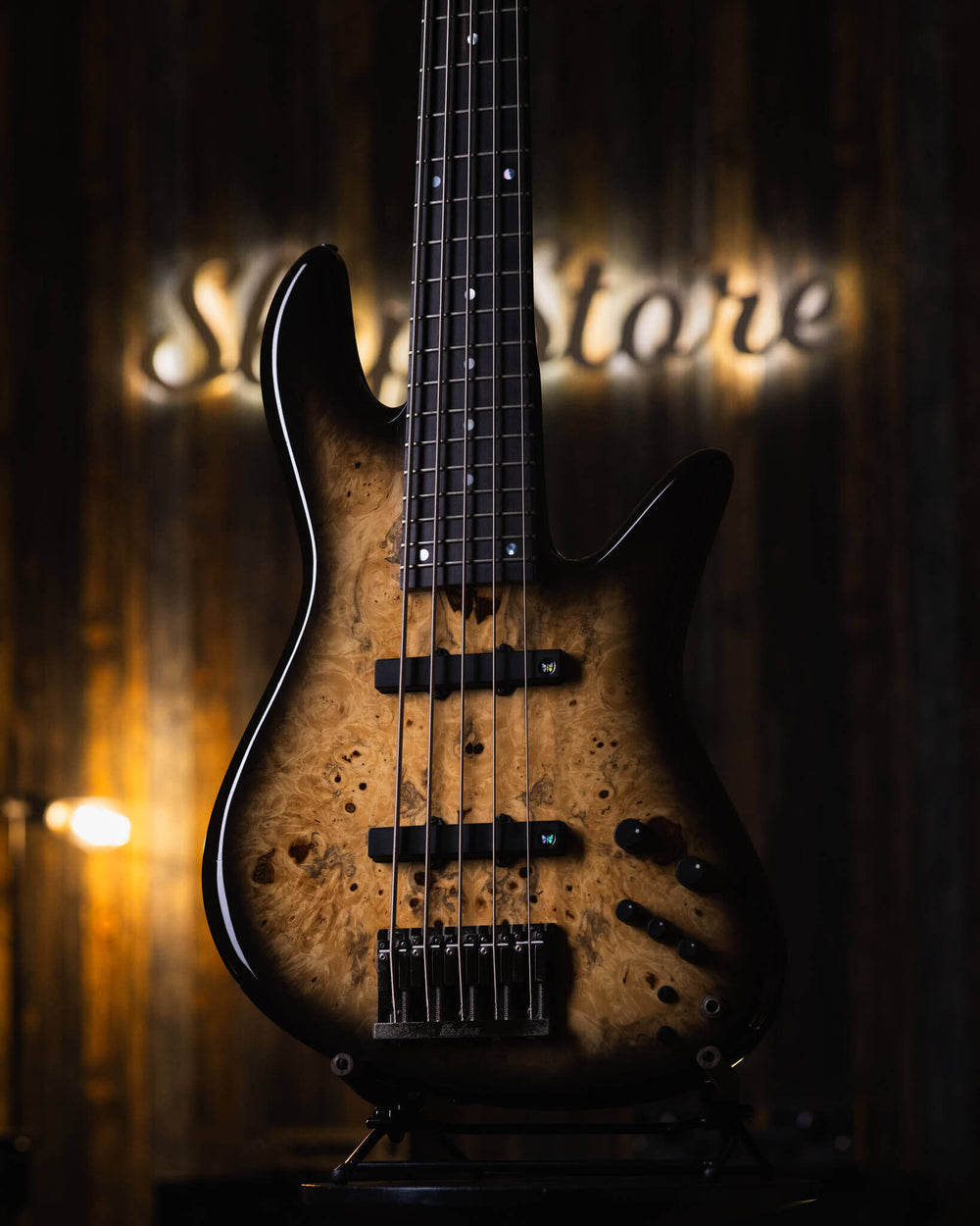 Fodera Emperor 5 Deluxe Chestnut Burl '95 - Bajo Eléctrico | Cuerpo • Modelo: Emperor Deluxe• Madera: Alder• Top: Chestnut Burl • Terminación: Gloss Brazo • Madera: 3-Pieces Hard Rock Maple • Perfil: "D"• Terminación: Gloss • Espaciado: 19 mm • Escala: 34