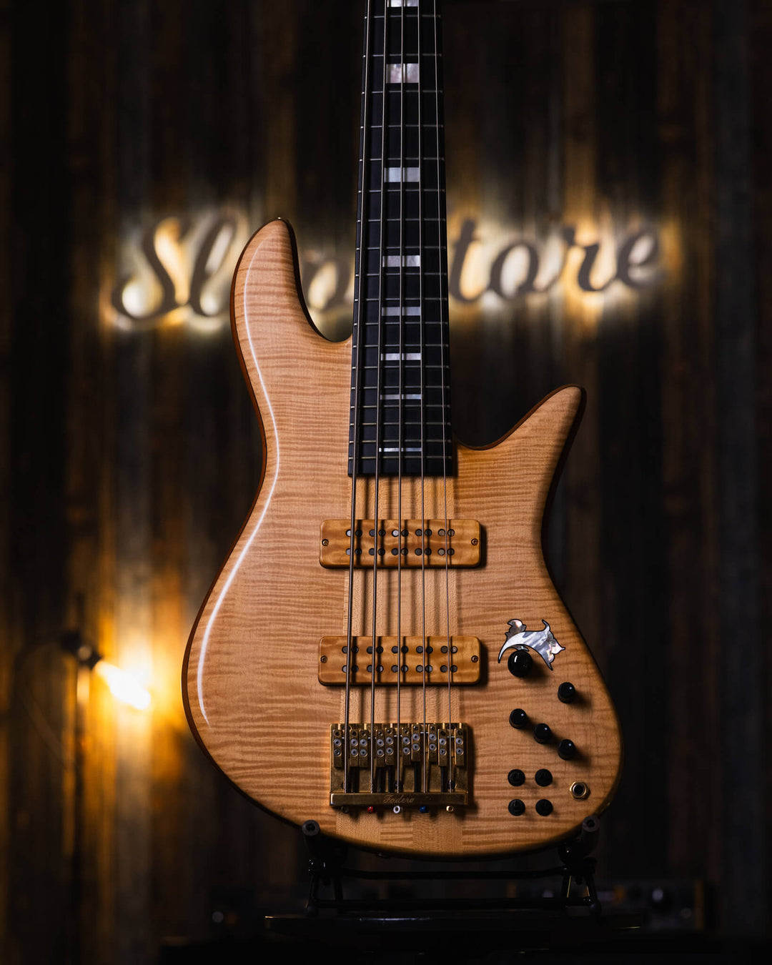 Fodera Emperor 5 Elite Flamed Maple '91 - Bajo Eléctrico | Cuerpo • Modelo: Emperor Elite• Madera: Mahogany• Top: Flamed Maple • Terminación: Matte Brazo • Madera: 3 Piezas de Hard-Rock Maple• Perfil: Regular• Terminación: Satin • Espaciado: 19 mm• Escala