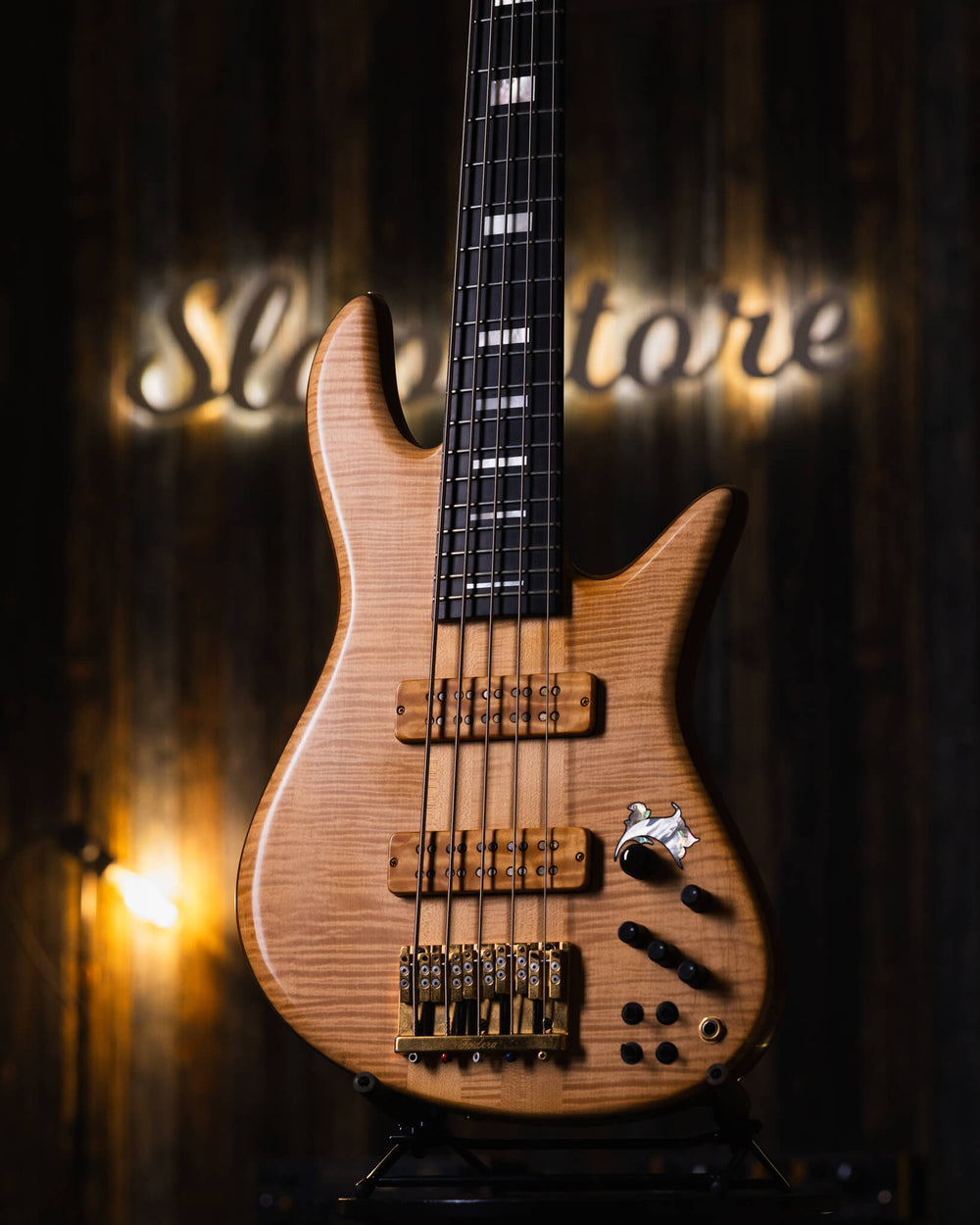 Fodera Emperor 5 Elite Flamed Maple '91 - Bajo Eléctrico | Cuerpo • Modelo: Emperor Elite• Madera: Mahogany• Top: Flamed Maple • Terminación: Matte Brazo • Madera: 3 Piezas de Hard-Rock Maple• Perfil: Regular• Terminación: Satin • Espaciado: 19 mm• Escala