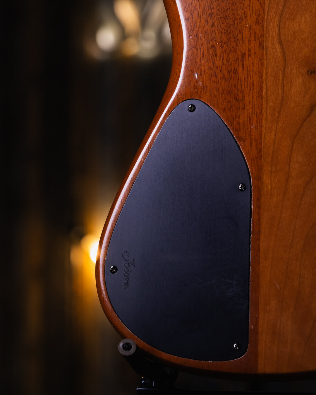 Fodera Emperor 5 Elite Flamed Maple '91 - Bajo Eléctrico | Cuerpo • Modelo: Emperor Elite• Madera: Mahogany• Top: Flamed Maple • Terminación: Matte Brazo • Madera: 3 Piezas de Hard-Rock Maple• Perfil: Regular• Terminación: Satin • Espaciado: 19 mm• Escala