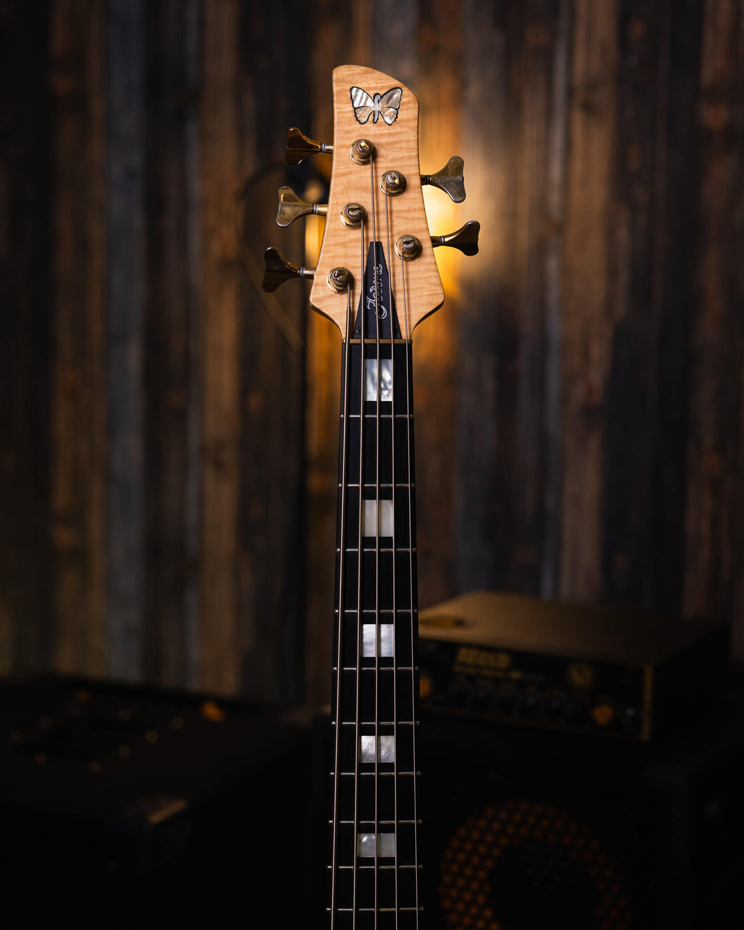 Fodera Emperor 5 Elite Flamed Maple '91 - Bajo Eléctrico | Cuerpo • Modelo: Emperor Elite• Madera: Mahogany• Top: Flamed Maple • Terminación: Matte Brazo • Madera: 3 Piezas de Hard-Rock Maple• Perfil: Regular• Terminación: Satin • Espaciado: 19 mm• Escala