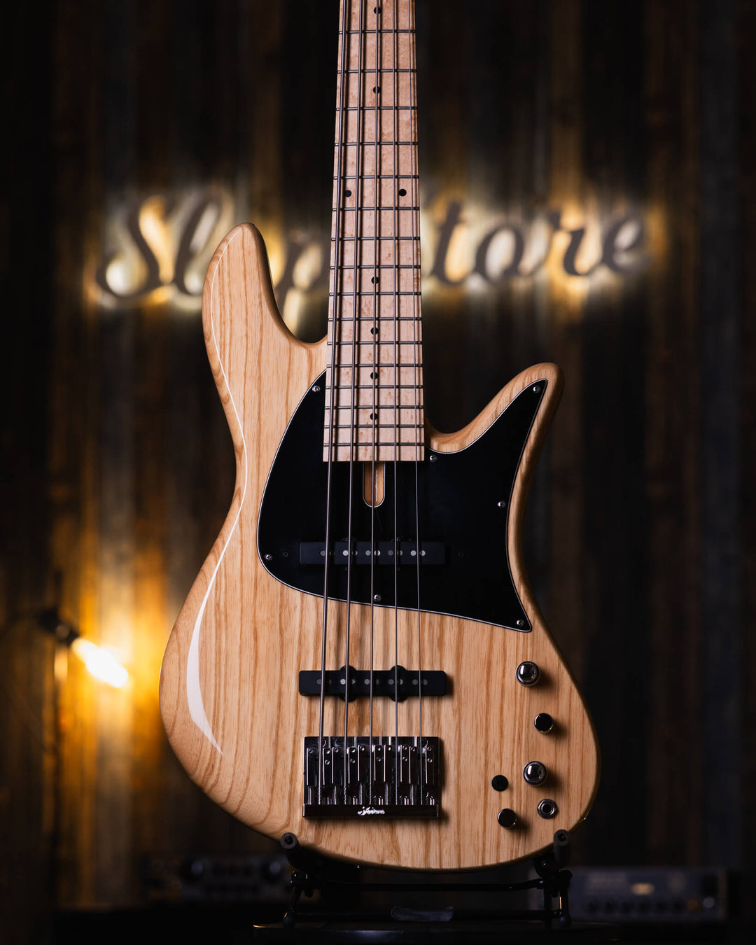 Fodera Emperor 5 J Classic Natural 2019 - Bajo Eléctrico | Cuerpo • Modelo: Emperor• Madera: Ash • Terminación: Gloss Natural Brazo • Madera: 3-piece Hard Rock Maple• Perfil: “C”• Terminación: Satin • Espaciado: 19 mm• Escala: 34” • Nuez: Brass Diapasón •
