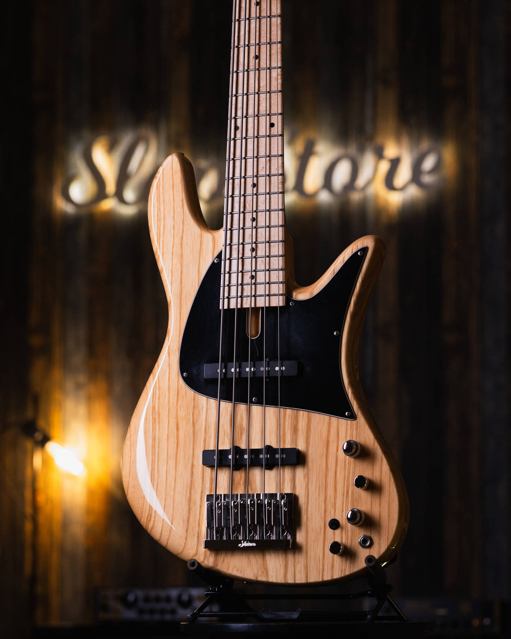 Fodera Emperor 5 J Classic Natural 2019 - Bajo Eléctrico | Cuerpo • Modelo: Emperor• Madera: Ash • Terminación: Gloss Natural Brazo • Madera: 3-piece Hard Rock Maple• Perfil: “C”• Terminación: Satin • Espaciado: 19 mm• Escala: 34” • Nuez: Brass Diapasón •