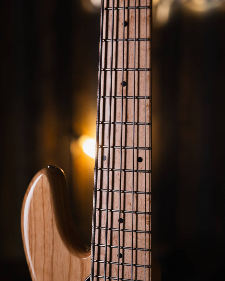 Fodera Emperor 5 J Classic Natural 2019 - Bajo Eléctrico | Cuerpo • Modelo: Emperor• Madera: Ash • Terminación: Gloss Natural Brazo • Madera: 3-piece Hard Rock Maple• Perfil: “C”• Terminación: Satin • Espaciado: 19 mm• Escala: 34” • Nuez: Brass Diapasón •