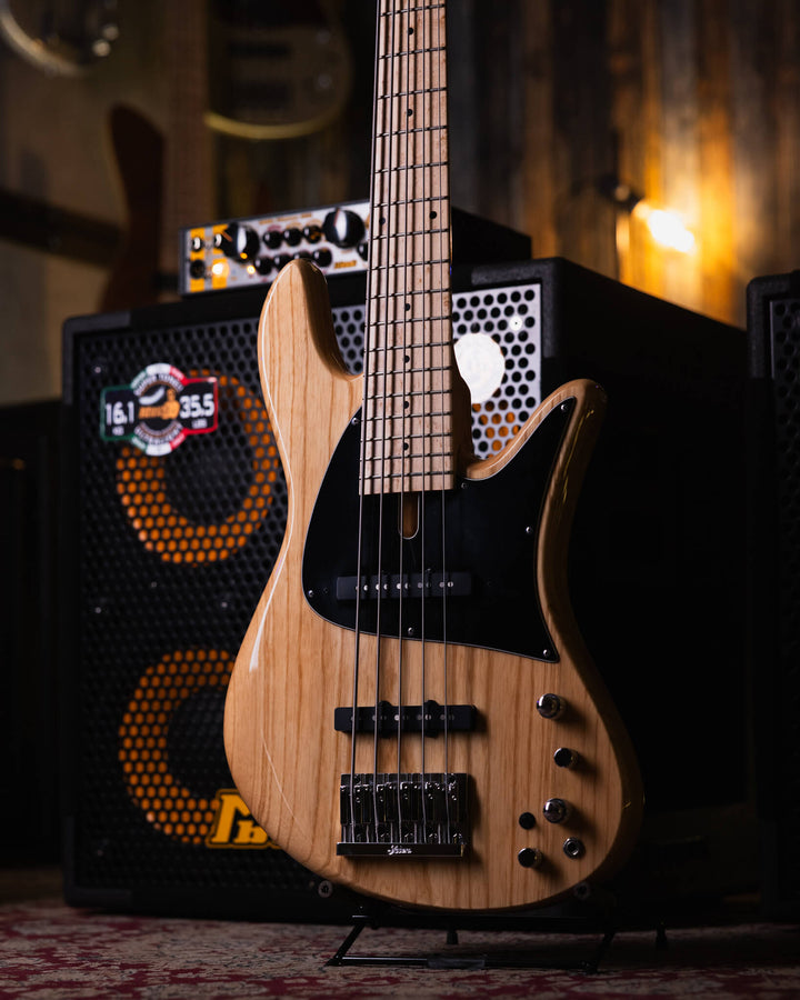 Fodera Emperor 5 J Classic Natural 2019 - Bajo Eléctrico | Cuerpo • Modelo: Emperor• Madera: Ash • Terminación: Gloss Natural Brazo • Madera: 3-piece Hard Rock Maple• Perfil: “C”• Terminación: Satin • Espaciado: 19 mm• Escala: 34” • Nuez: Brass Diapasón •