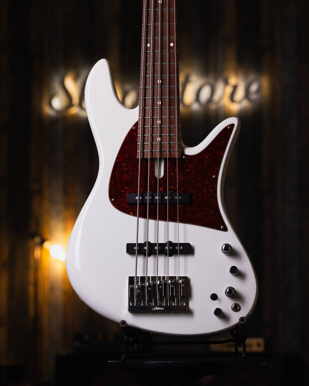 Fodera Emperor 5 J Classic Olympic White 2019 - Bajo Eléctrico | Cuerpo • Modelo: Emperor J Classic • Madera: Alder• Color: Olympic White • Terminación: Gloss Brazo • Madera: 3-piece Hard Rock Maple/Quarter Sawn Maple• Perfil: “C”• Terminación: Satin • Es