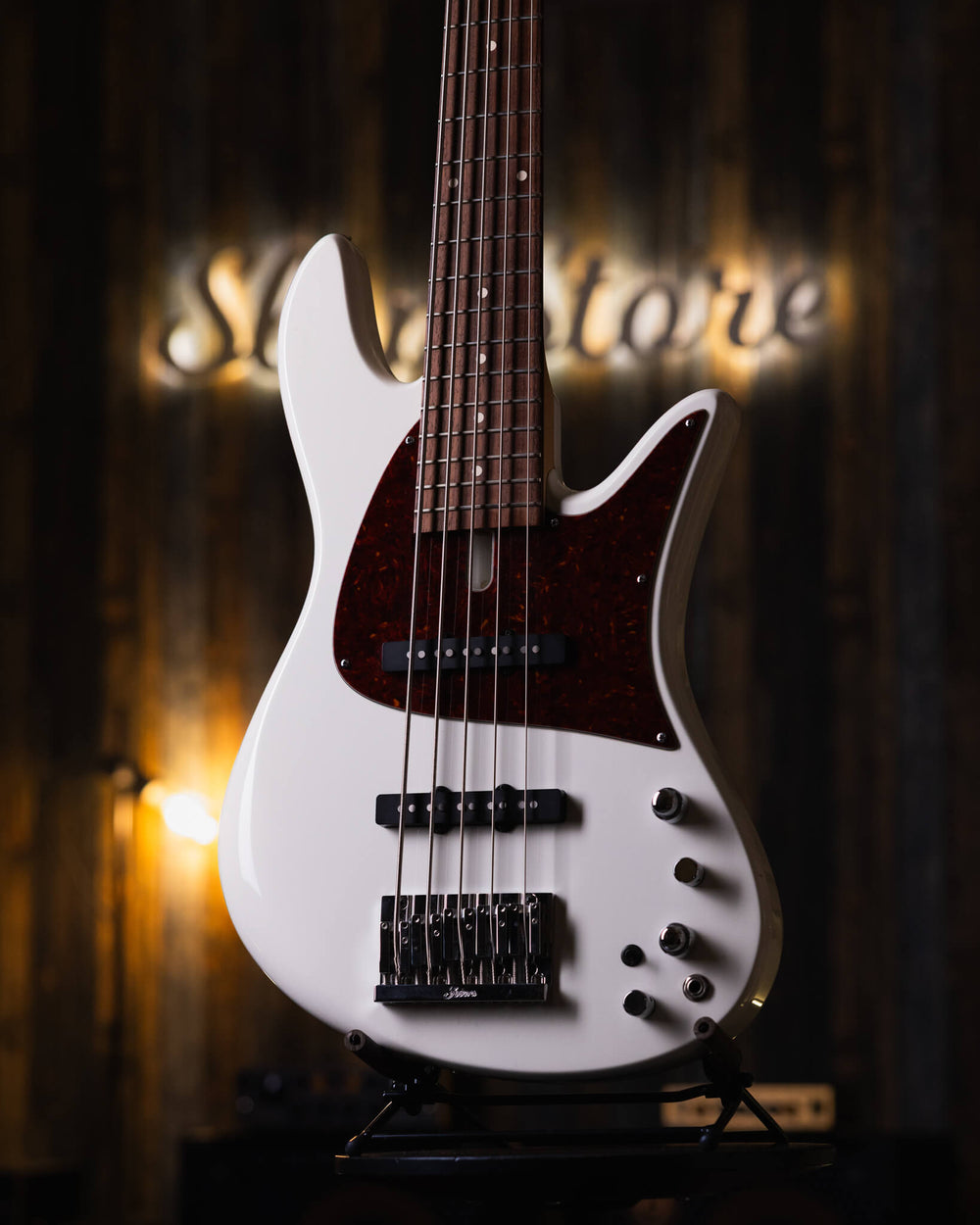 Fodera Emperor 5 J Classic Olympic White 2019 - Bajo Eléctrico | Cuerpo • Modelo: Emperor J Classic • Madera: Alder• Color: Olympic White • Terminación: Gloss Brazo • Madera: 3-piece Hard Rock Maple/Quarter Sawn Maple• Perfil: “C”• Terminación: Satin • Es