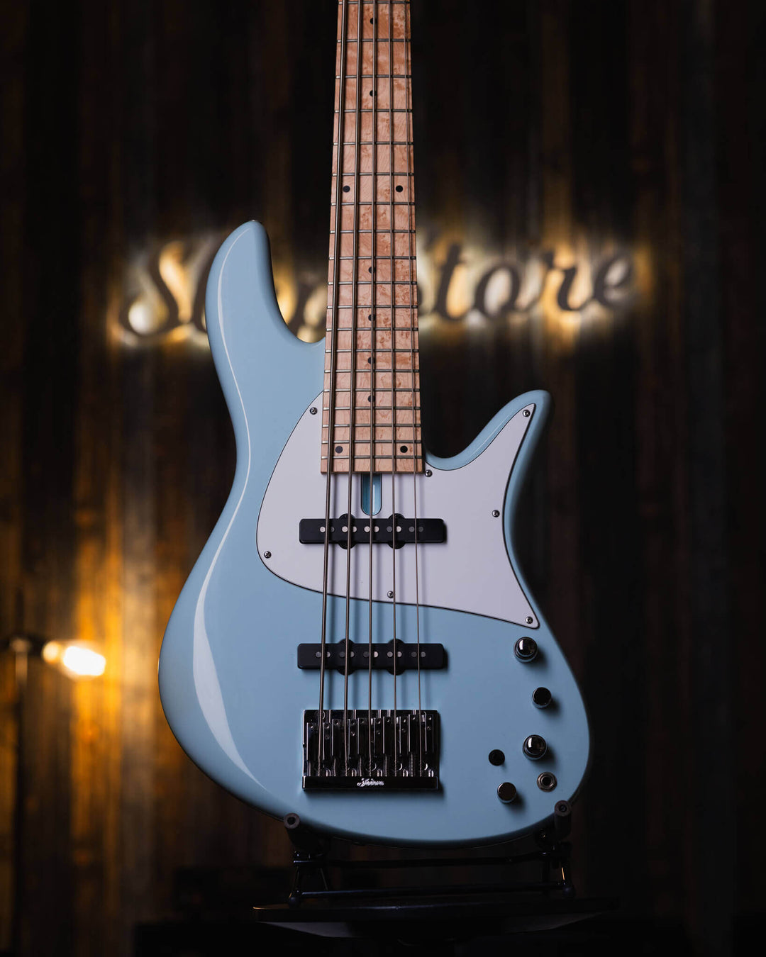 Fodera Emperor 5 Standard J Classic Sonic Blue 2018 - Bajo Eléctrico | The Fodera Emperor-J continues our Standard Classic bass guitar series, but available in a passive configuration featuring Seymour Duncan’s latest Retrospecd Series of pickups providin