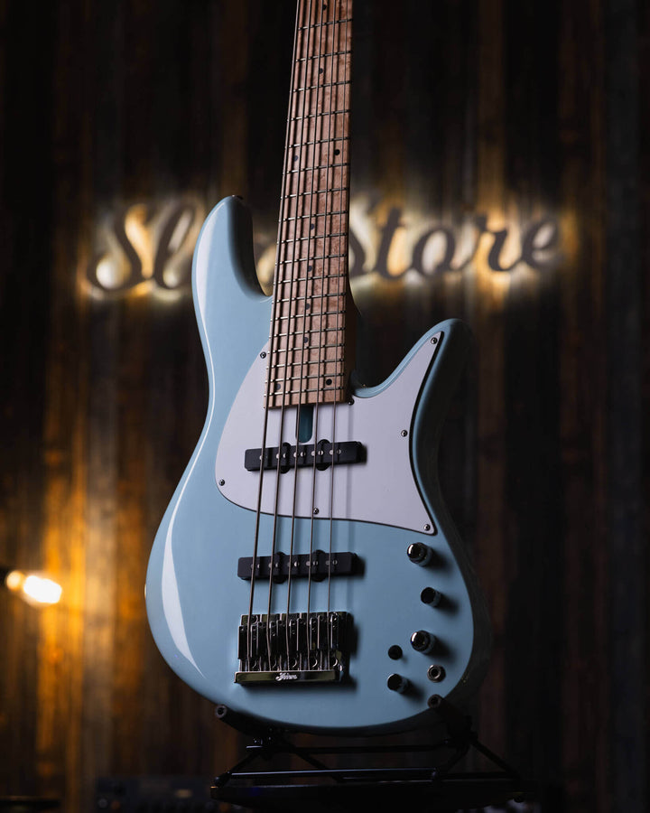 Fodera Emperor 5 Standard J Classic Sonic Blue 2018 - Bajo Eléctrico | The Fodera Emperor-J continues our Standard Classic bass guitar series, but available in a passive configuration featuring Seymour Duncan’s latest Retrospecd Series of pickups providin