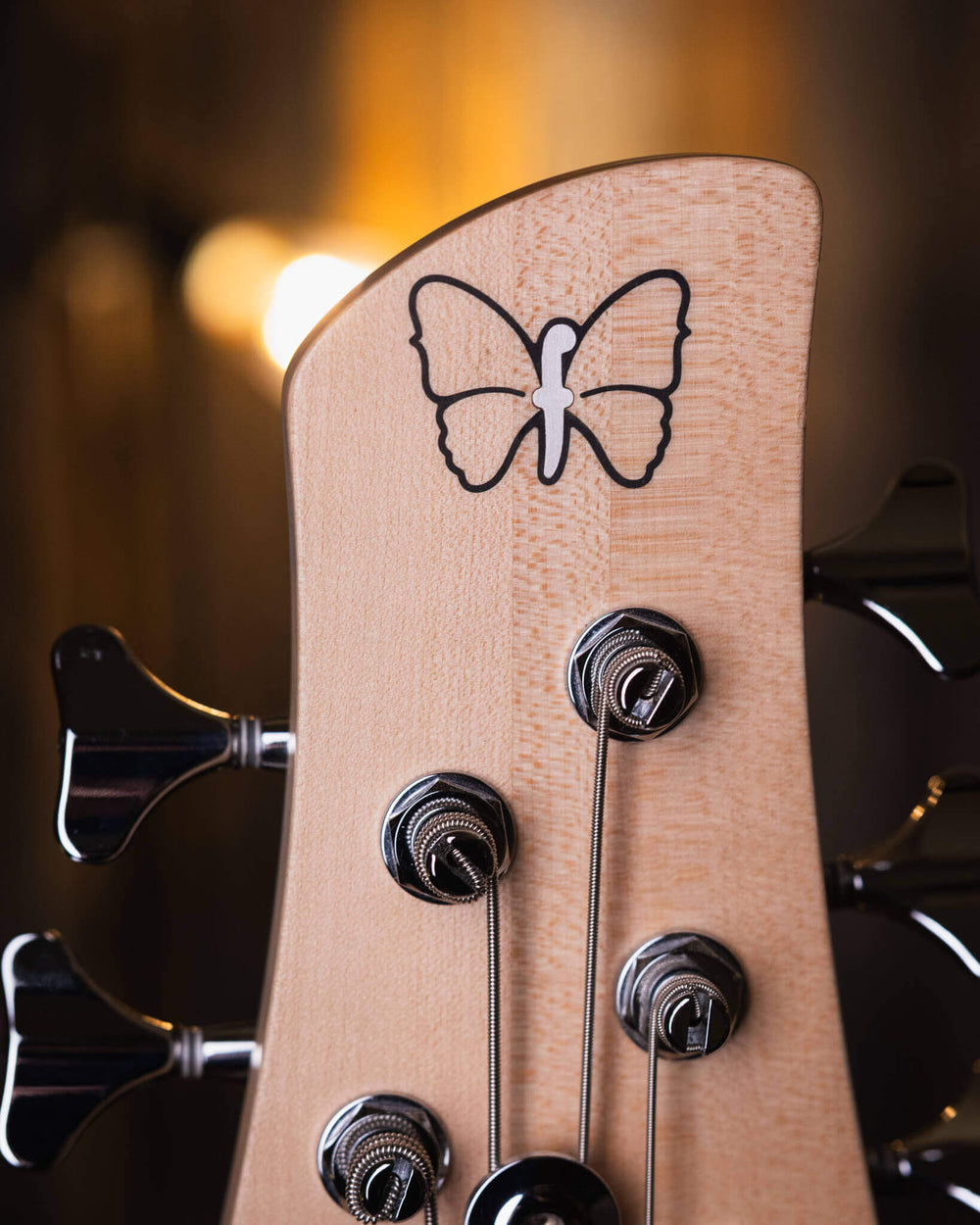 Fodera Emperor 5 Standard J Classic Sonic Blue 2018 - Bajo Eléctrico | The Fodera Emperor-J continues our Standard Classic bass guitar series, but available in a passive configuration featuring Seymour Duncan’s latest Retrospecd Series of pickups providin