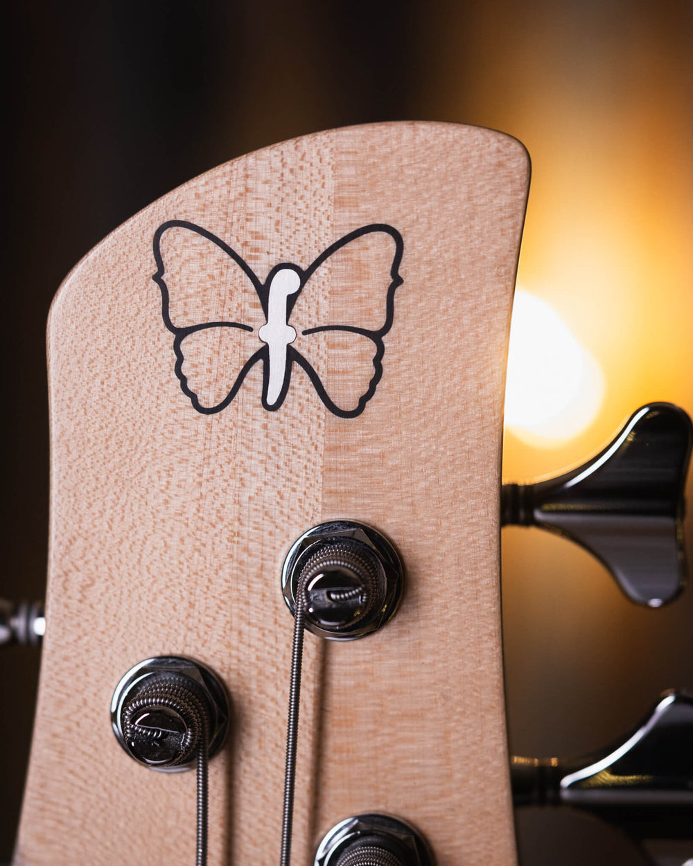 Fodera Emperor 5 J Classic Orange Sparkle 2019 - Bajo Eléctrico | Cuerpo • Modelo: Emperor• Madera: Ash • Terminación: Orange Sparkle Gloss Brazo • Madera: 3-piece Hard Rock Maple• Perfil: “C”• Terminación: Satin • Espaciado: 19 mm• Escala: 34” • Nuez: Br