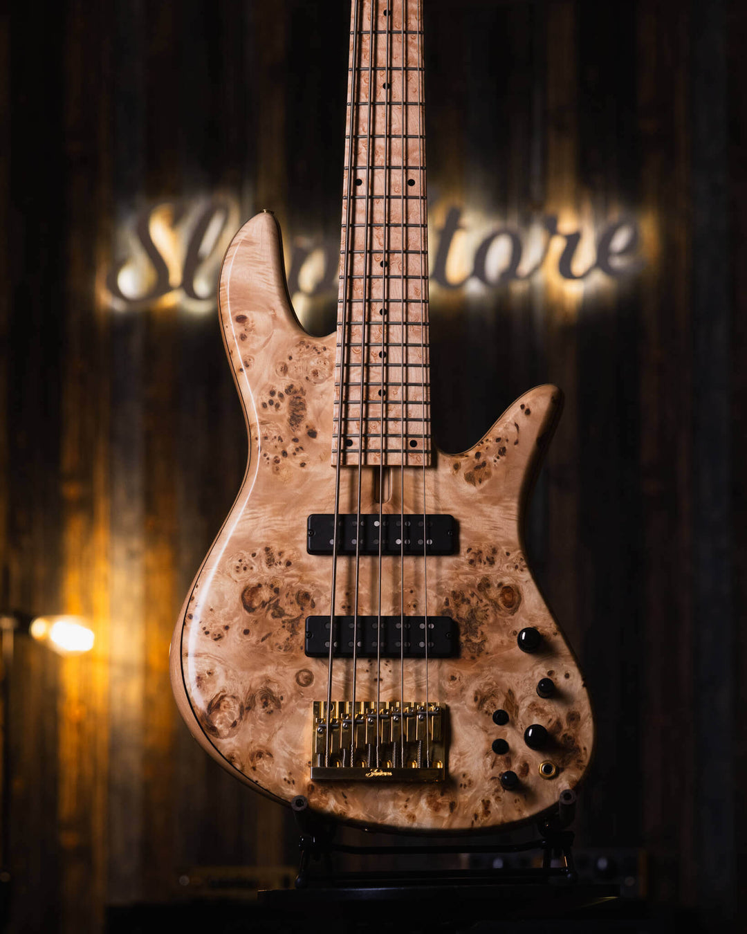 Fodera Emperor 5 Standard Special Poplar Burl 2023 - Bajo Eléctrico | Cuerpo • Modelo: Emperor • Madera: Alder • Top: Poplar Burl • Terminación: Matte Brazo • Madera: 3 Piezas de Hard-Rock Maple• Perfil: Regular• Terminación: Satin • Espaciado: 17.5 mm• E