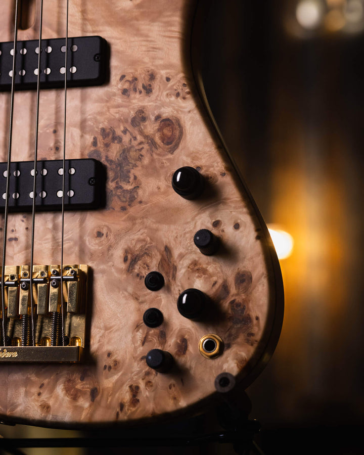 Fodera Emperor 5 Standard Special Poplar Burl 2023 - Bajo Eléctrico | Cuerpo • Modelo: Emperor • Madera: Alder • Top: Poplar Burl • Terminación: Matte Brazo • Madera: 3 Piezas de Hard-Rock Maple• Perfil: Regular• Terminación: Satin • Espaciado: 17.5 mm• E