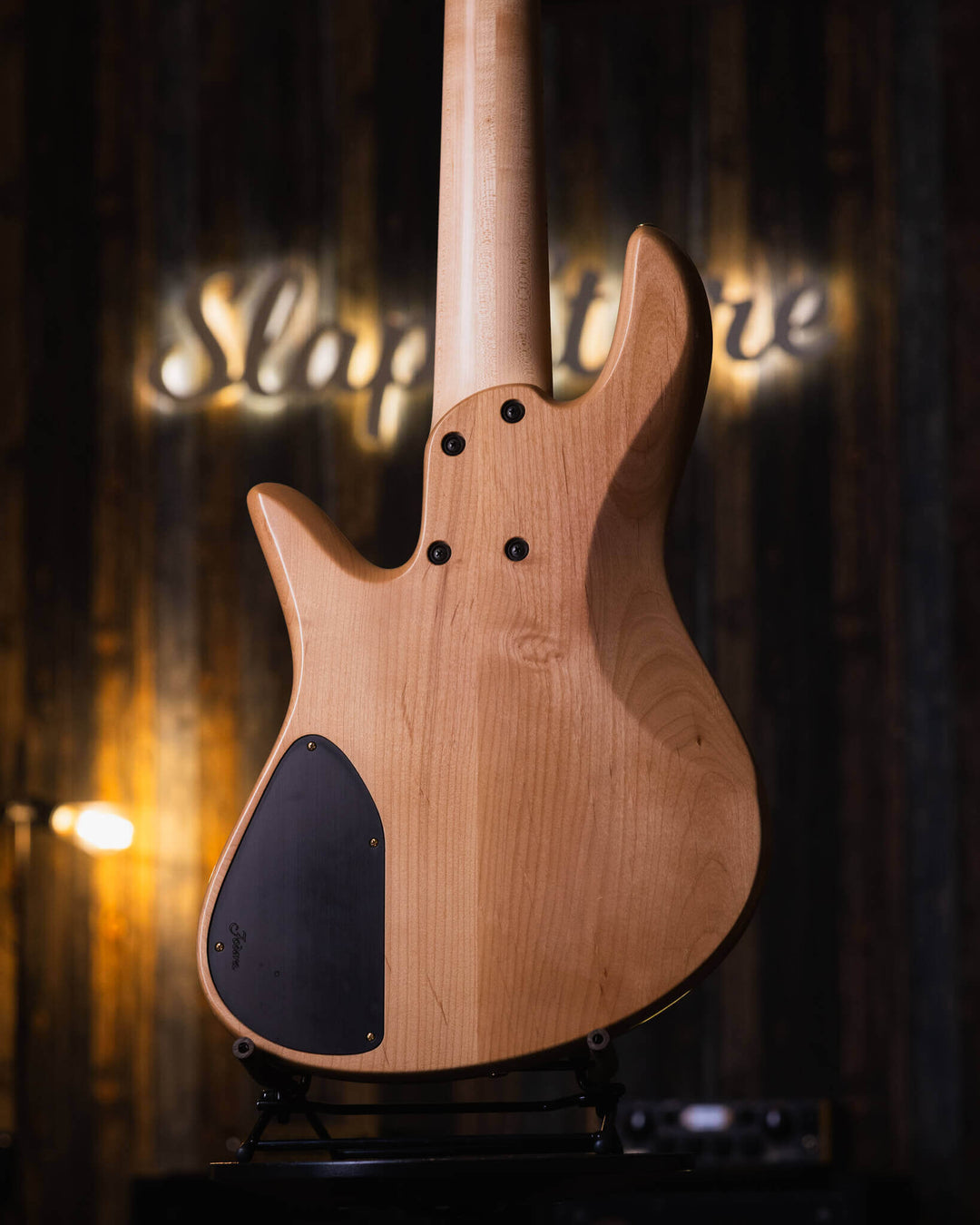 Fodera Emperor 5 Standard Special Poplar Burl 2023 - Bajo Eléctrico | Cuerpo • Modelo: Emperor • Madera: Alder • Top: Poplar Burl • Terminación: Matte Brazo • Madera: 3 Piezas de Hard-Rock Maple• Perfil: Regular• Terminación: Satin • Espaciado: 17.5 mm• E