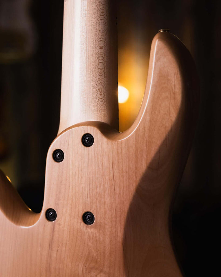 Fodera Emperor 5 Standard Special Poplar Burl 2023 - Bajo Eléctrico | Cuerpo • Modelo: Emperor • Madera: Alder • Top: Poplar Burl • Terminación: Matte Brazo • Madera: 3 Piezas de Hard-Rock Maple• Perfil: Regular• Terminación: Satin • Espaciado: 17.5 mm• E