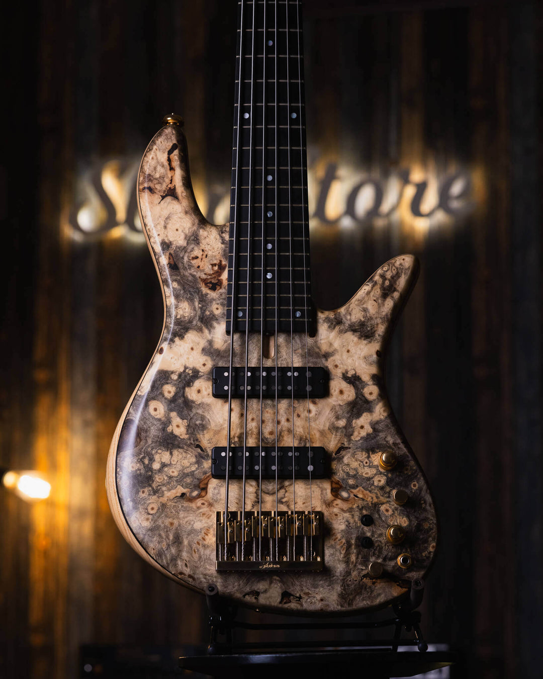 Fodera Emperor 6 Standard Special Buckeye Burl 2018 - Bajo Eléctrico | Cuerpo • Modelo: Emperor 6 Standard Special• Madera: Ash • Top: Buckeye Burl• Terminación: Satin Brazo • Madera: 3 Piezas de Hard-Rock Maple• Perfil: Standard • Terminación: Satin • Es