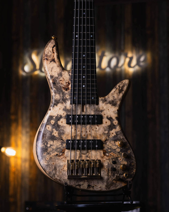 Fodera Emperor 6 Standard Special Buckeye Burl 2018 - Bajo Eléctrico | Cuerpo • Modelo: Emperor 6 Standard Special• Madera: Ash • Top: Buckeye Burl• Terminación: Satin Brazo • Madera: 3 Piezas de Hard-Rock Maple• Perfil: Standard • Terminación: Satin • Es