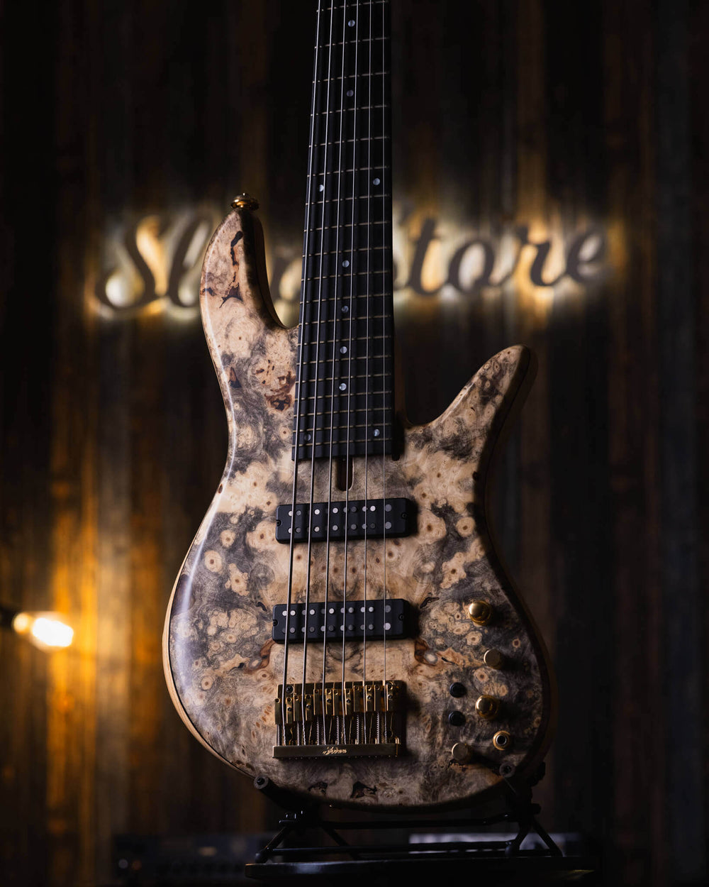 Fodera Emperor 6 Standard Special Buckeye Burl 2018 - Bajo Eléctrico | Cuerpo • Modelo: Emperor 6 Standard Special• Madera: Ash • Top: Buckeye Burl• Terminación: Satin Brazo • Madera: 3 Piezas de Hard-Rock Maple• Perfil: Standard • Terminación: Satin • Es