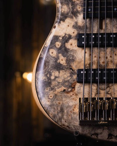 Fodera Emperor 6 Standard Special Buckeye Burl 2018 - Bajo Eléctrico | Cuerpo • Modelo: Emperor 6 Standard Special• Madera: Ash • Top: Buckeye Burl• Terminación: Satin Brazo • Madera: 3 Piezas de Hard-Rock Maple• Perfil: Standard • Terminación: Satin • Es