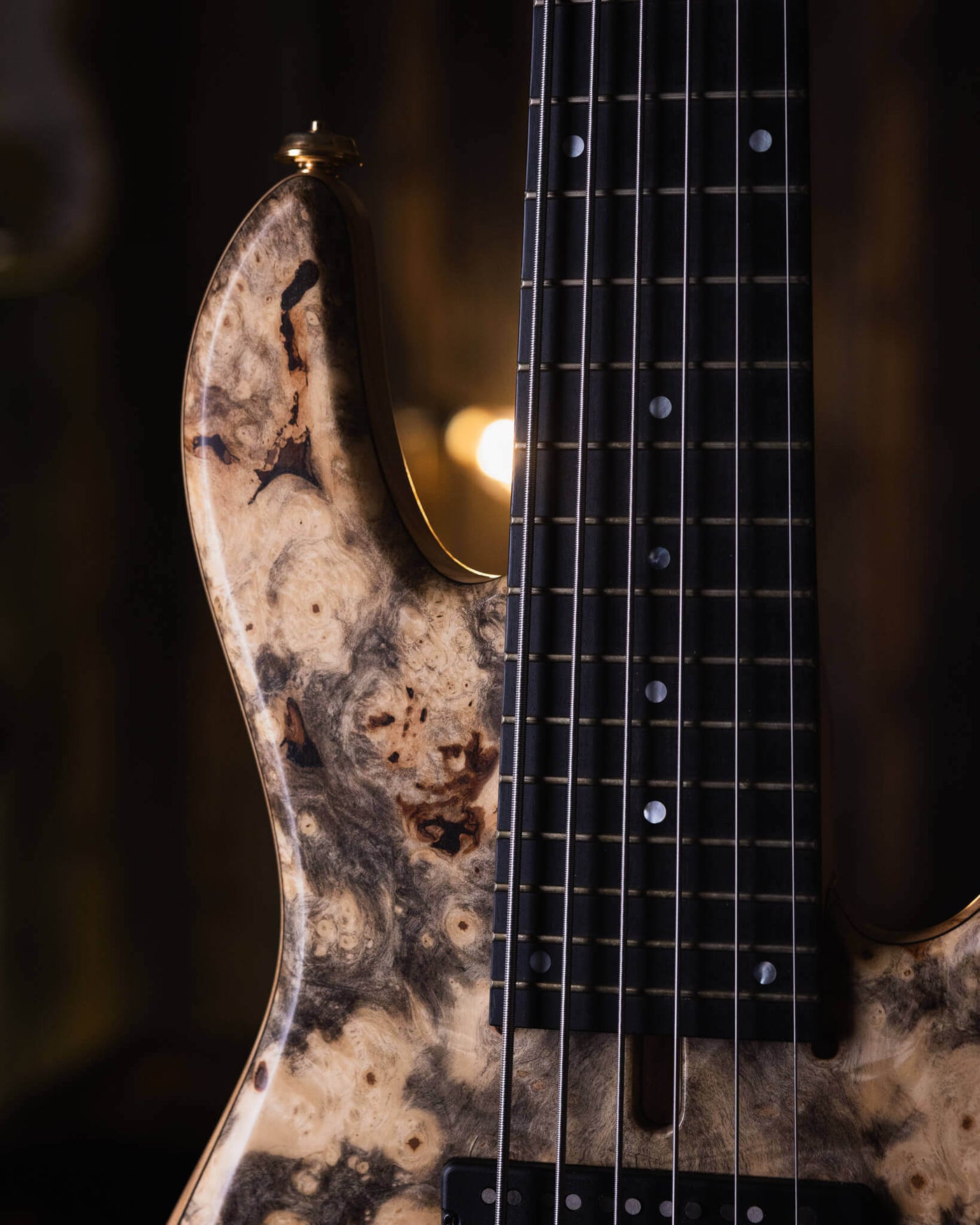 Fodera Emperor 6 Standard Special Buckeye Burl 2018 - Bajo Eléctrico | Cuerpo • Modelo: Emperor 6 Standard Special• Madera: Ash • Top: Buckeye Burl• Terminación: Satin Brazo • Madera: 3 Piezas de Hard-Rock Maple• Perfil: Standard • Terminación: Satin • Es